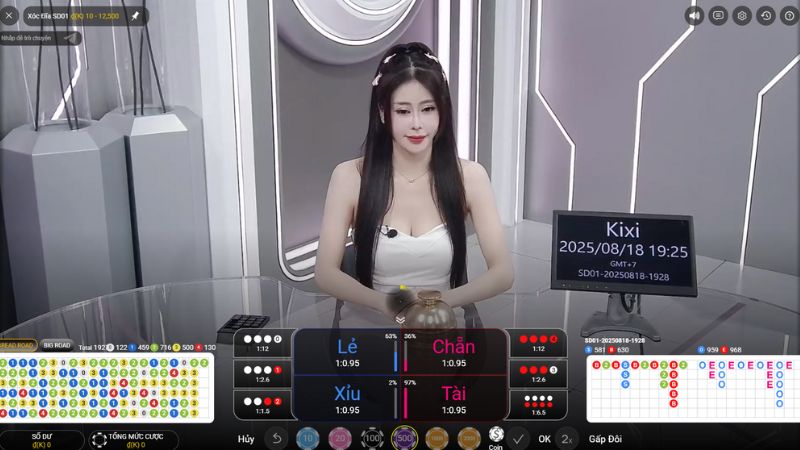Dealer trong xóc đĩa livestream xinh đẹp, nóng bỏng